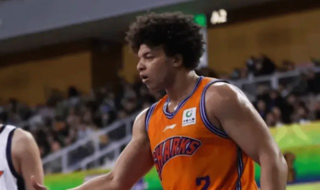 开云体育中国-洛夫顿今日砍下31分11助攻，CBA生涯首次砍下30+10助攻