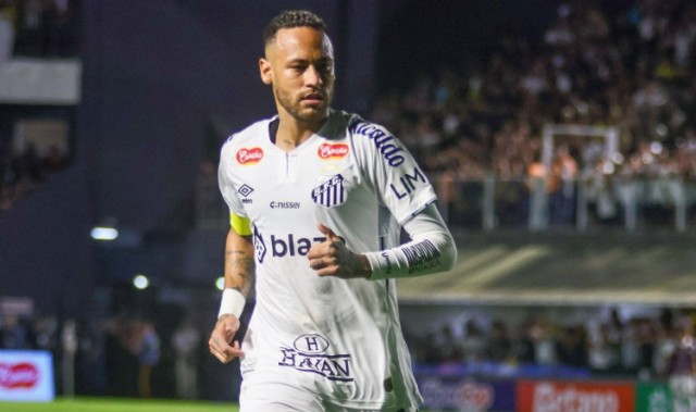 记者：内马尔对参加世界杯始终保持乐观，因为他无需测试