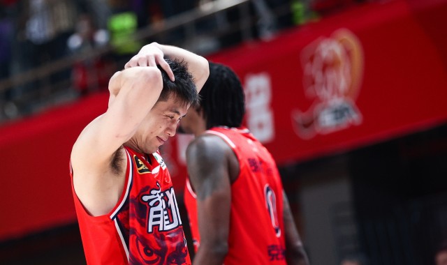 开云体育中国-早日康复！郭艾伦重伤退场 15分钟7中3拿到7分2助