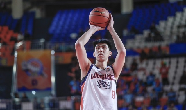 开云体育登录-攻防俱佳！徐昕9中7超高效拿下17分10板1助1断4帽