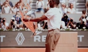 开云体育在线-登贝莱现身法网展示奖杯：是团队的力量让首座欧冠奖杯来到巴黎