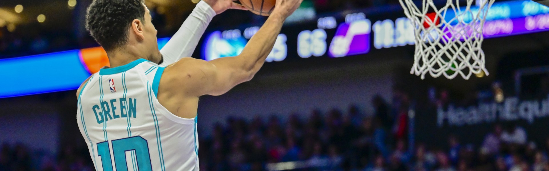 开云体育在线-攻防奇兵！约什·格林替补4中4高效拿下14分2板2助3断1帽